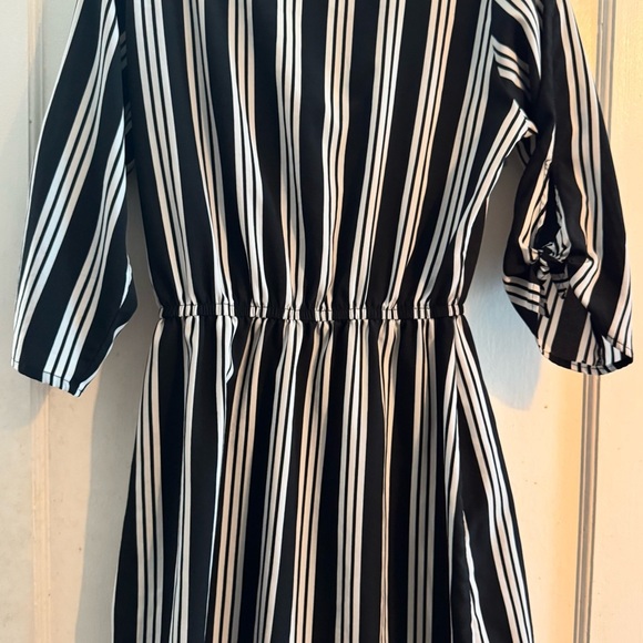 Elegant Striped Mini Dress in Black and White - Picture 5 of 8